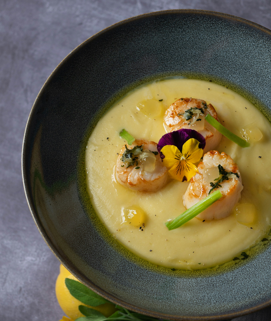 Creamy saffron soup with seared scallops